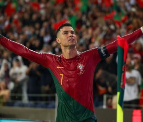 J9九游会平台 - C罗回归赛场，惊险取胜首场状态亮眼，中国队观众沸腾！