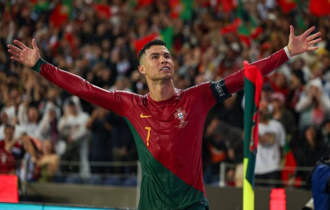 J9九游会平台 - C罗回归赛场，惊险取胜首场状态亮眼，中国队观众沸腾！