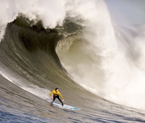 J9九游会平台 -足球赛场焦点！德国队对阵法国队，意外判罚引发热议，比赛氛围紧张