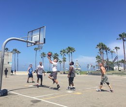 j9九游会官方 -西亚卡姆回归赛场，战术调整首场状态亮眼，MAD观众沸腾！